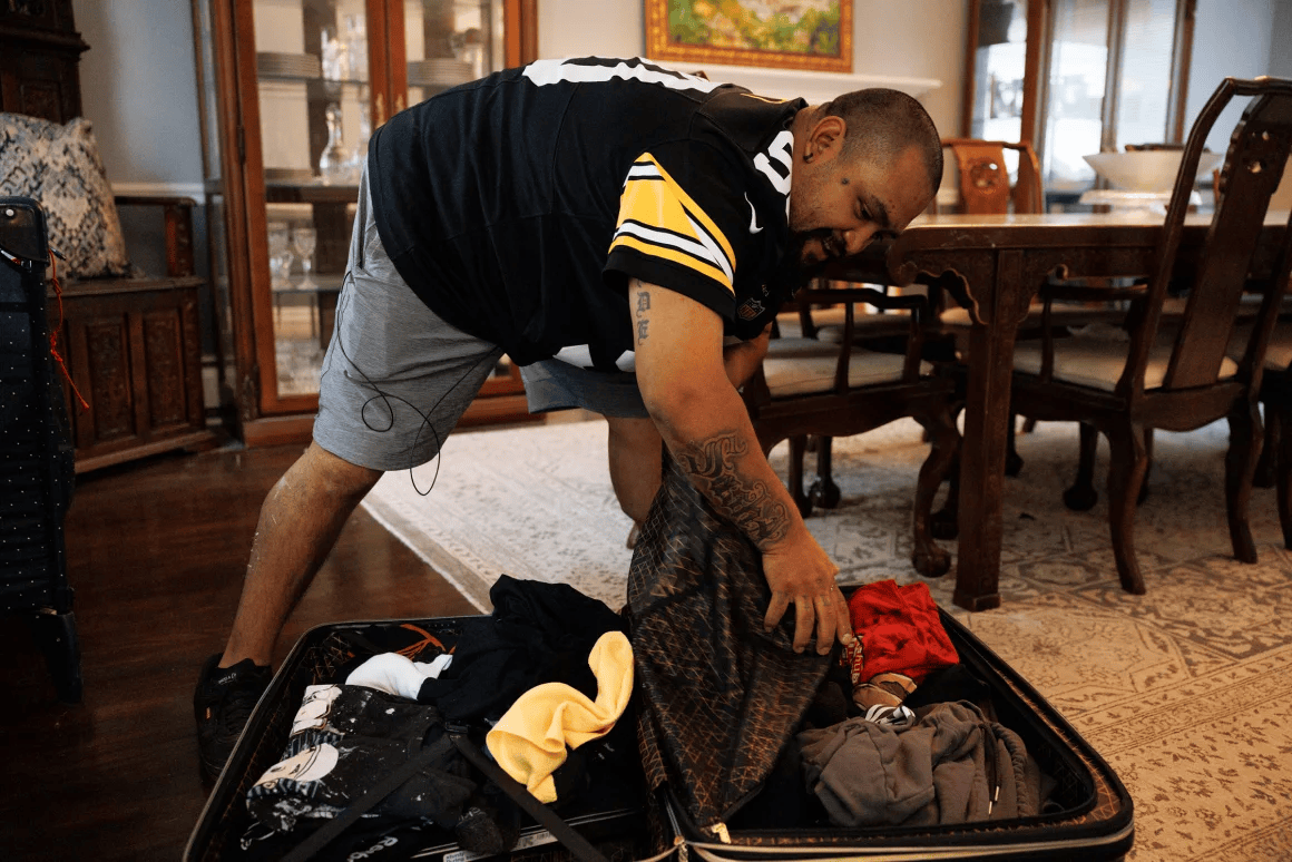 皇冠信用网代理出租
_一家人自愿被驱逐出美国:“留在这里是一场赌博”