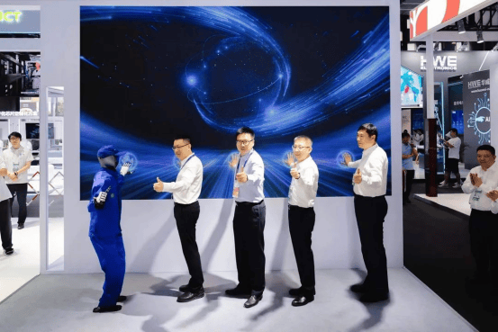 皇冠信用網出租_上海电气发布首款自研人形机器人“溯元” 双臂机器人“灵柯”亮相