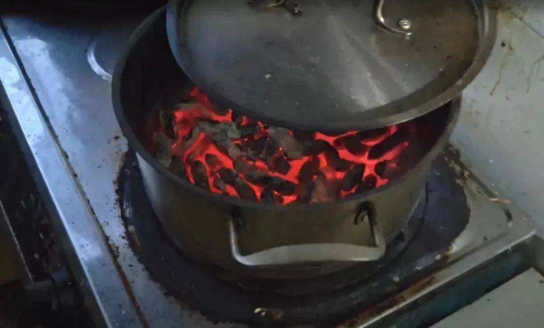 皇冠信用盘如何开户_女子炖肉时出门领免费鸡蛋皇冠信用盘如何开户，回家时傻眼：煤气灶、油烟机全被烧毁，损失超8000元