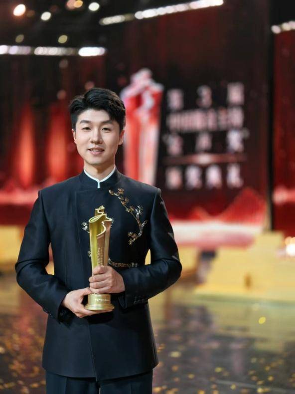 皇冠信用网代理申请
_吉林省首摘中国播音主持最高奖 吉林广播电视台主持人延大捧得奖杯