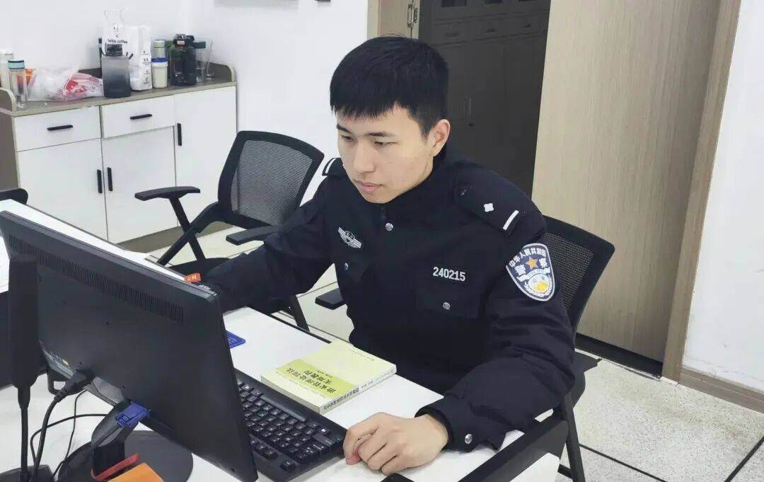 皇冠信用网哪里申请_“脚断了皇冠信用网哪里申请，这辈子完了！”游客在1200米山上赏雪受伤，浙江民警带4人将其抬下：我是民警，我得在第一个