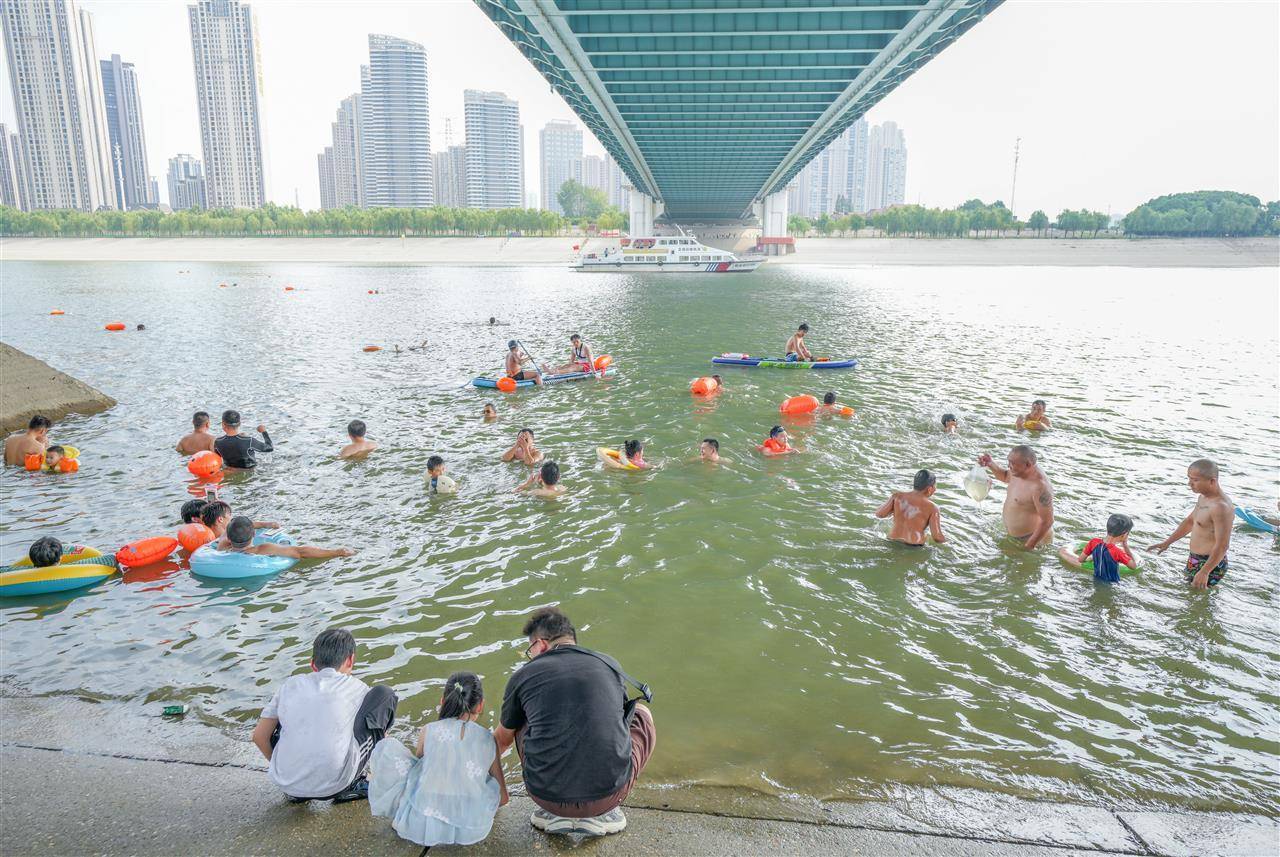 皇冠信用網会员开户_武汉多部门联合行动并提醒市民：远离两江通航水域皇冠信用網会员开户，莫让消暑变险情