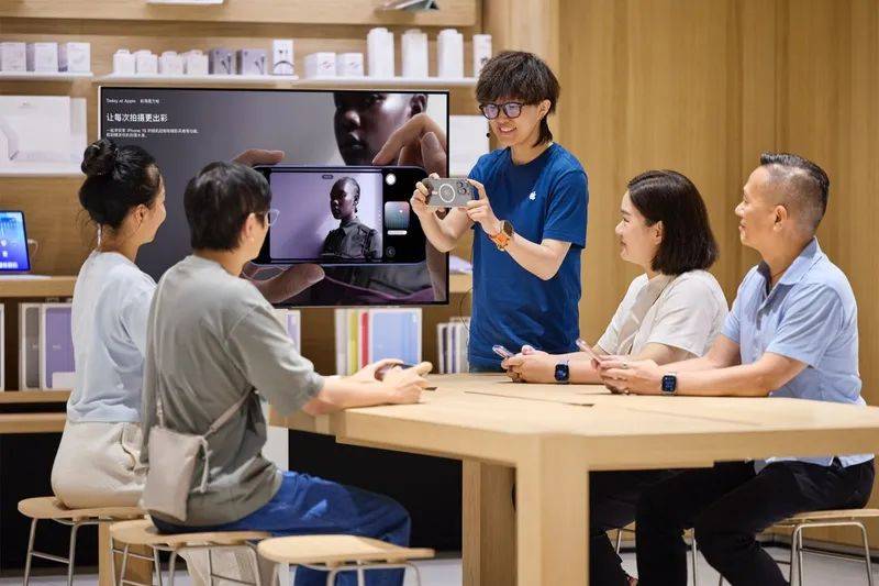 切尔西足球_大量深圳人涌入切尔西足球！有人通宵“打地铺”排队……