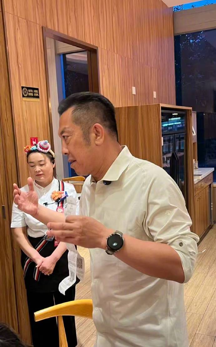 西贝暂停后厨参观法国甲组联赛,店员称为保证正常运营;此前罗永浩宣布“休战” | 法国甲组联赛