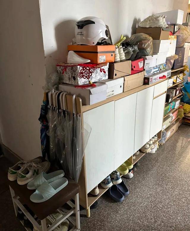 意大利甲组联赛_物业“不让门口放鞋子”意大利甲组联赛,门口放鞋柜违法吗?