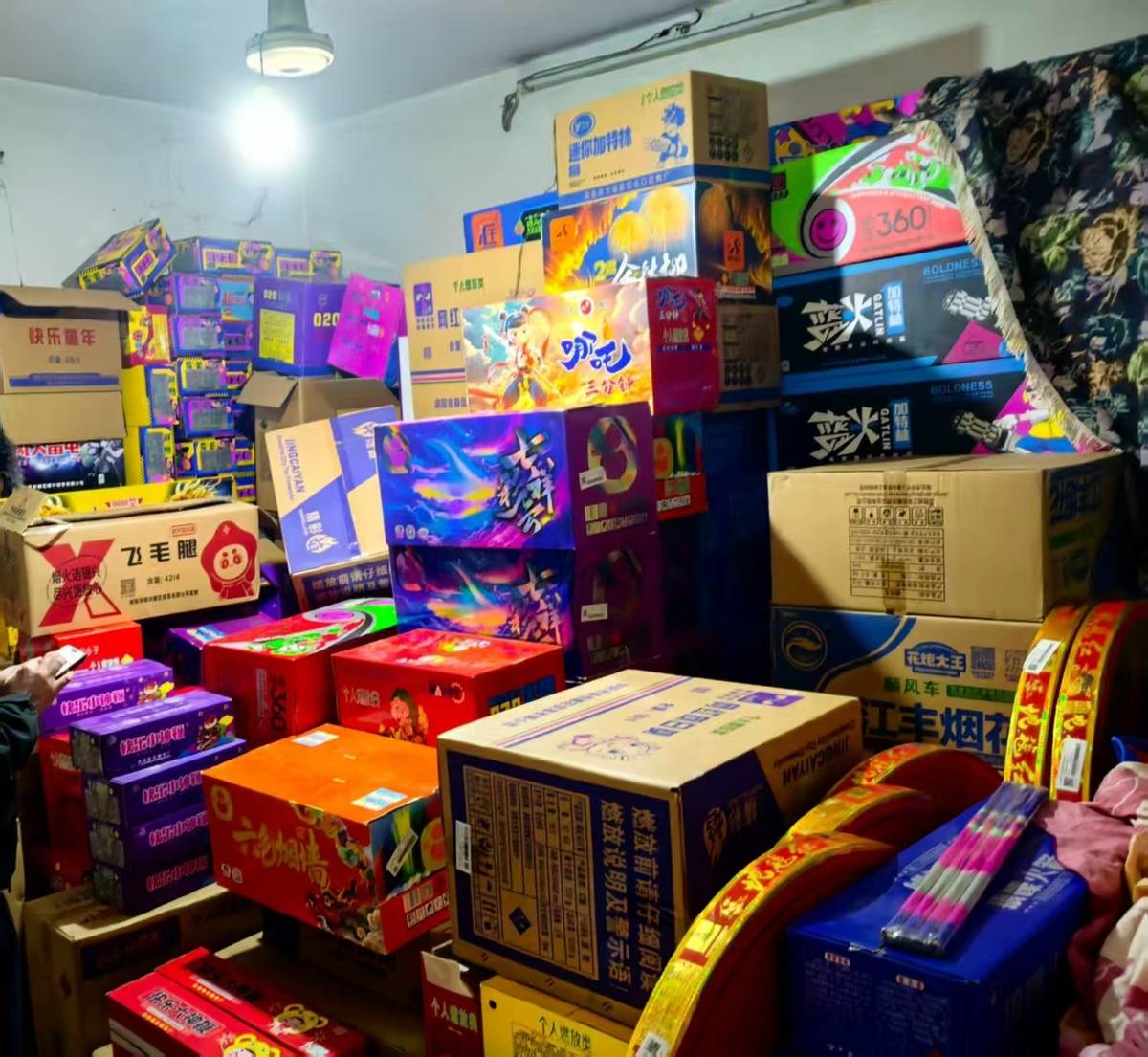 皇冠登2代理_赶赴宜昌抓获第四名嫌疑人皇冠登2代理！武昌警方今年累计缴获烟花爆竹4963件